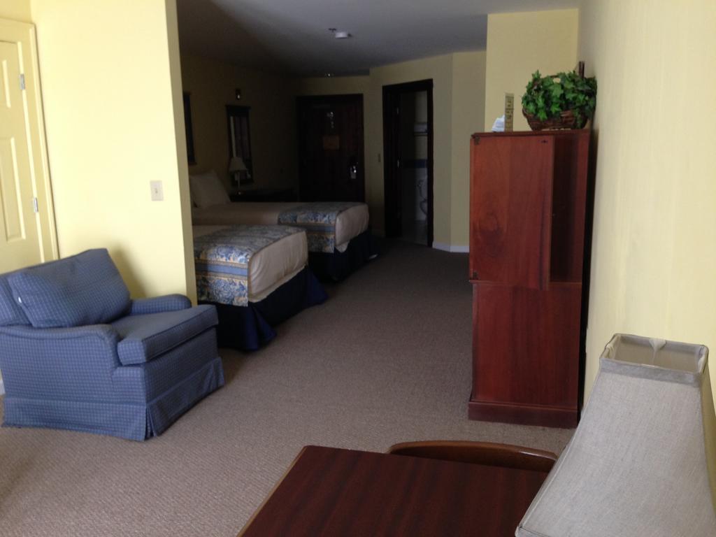 Greenville Inn & Suites Habitación foto